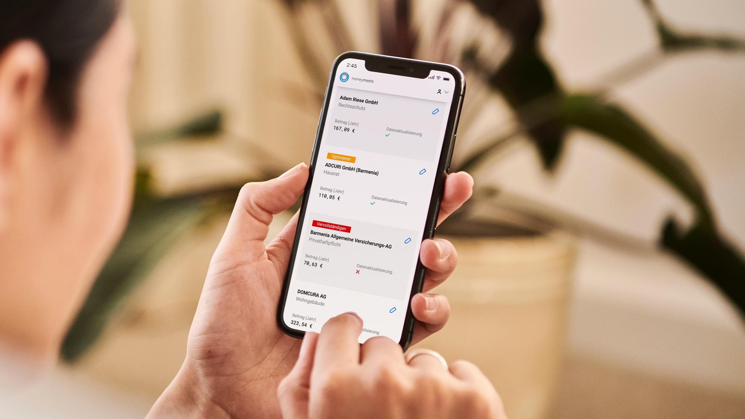 Versicherungsverwaltung in der moneymeets App auf einem Smartphone